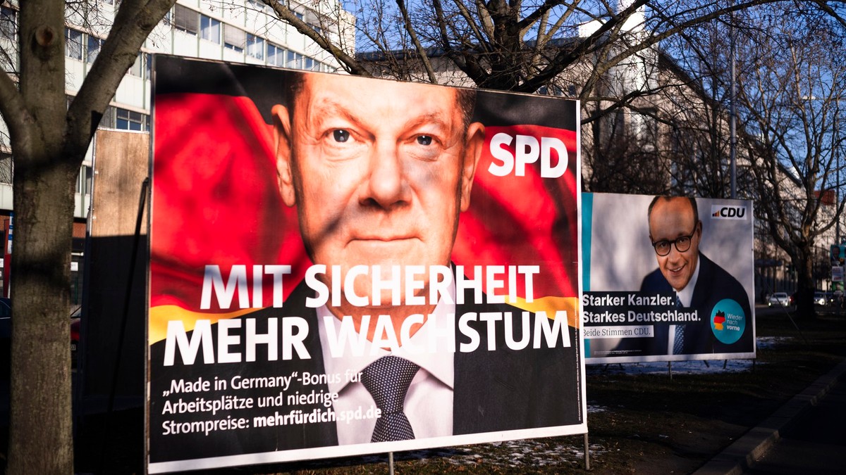 Afișe electorale ale SPD, cu cancelarul Olaf Scholz (stânga), și ale Partidului Uniunii Creștin Democrate, cu Friedrich Merz, pe un drum din Berlin.