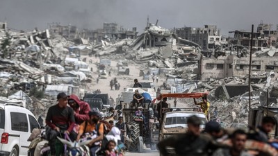 Palestinieni din Fâșia Gaza, într-o localitate distrusă de atacurile israeliene Foto: Hepta