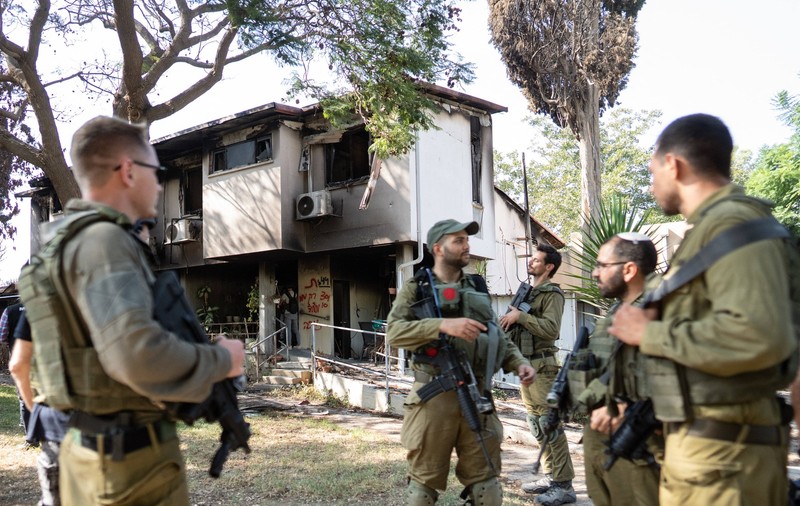 Kibuțul Be'eri. Soldați israelieni inspectează case incendiate de Hamas și caută victime ale masacrului. Imagine cu caracter ilustrativ Sursa foto: Profimedia