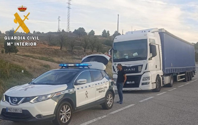 Șofer român de TIR oprit de polițiști pentru că folosea telefonul la volan, descoperit beat și drogat, pe o autostradă din Spania