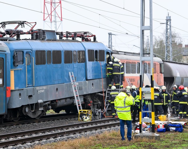 Pasagerii unui tren românesc, mutați în altă garnitură, după un accident între două trenuri, în Ungaria. Mai multe persoane au fost rănite