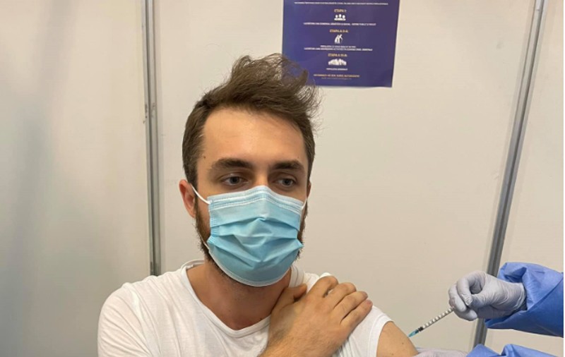 Ce soluții au autoritățile pentru bărbatul imunizat din greșeală cu alt ser la rapel, care încă nu apare în Registrul de Vaccinare cu două doze administrate