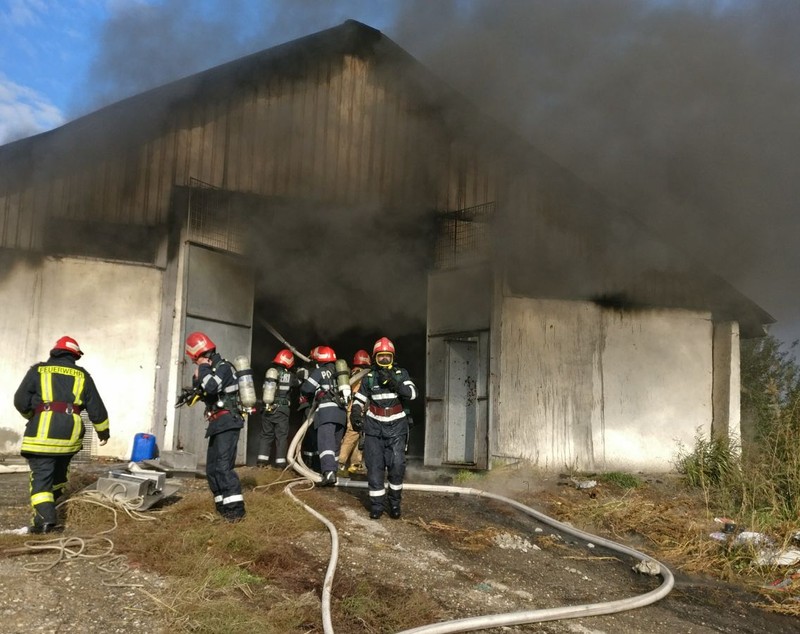 FOTO&VIDEO/ Incendiul de la un depozit de materiale plastice din Tulcea a pornit din cauza unor lucrări de sudare