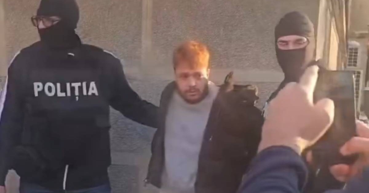 barbat incatusat de doi poltisti de la politia romana