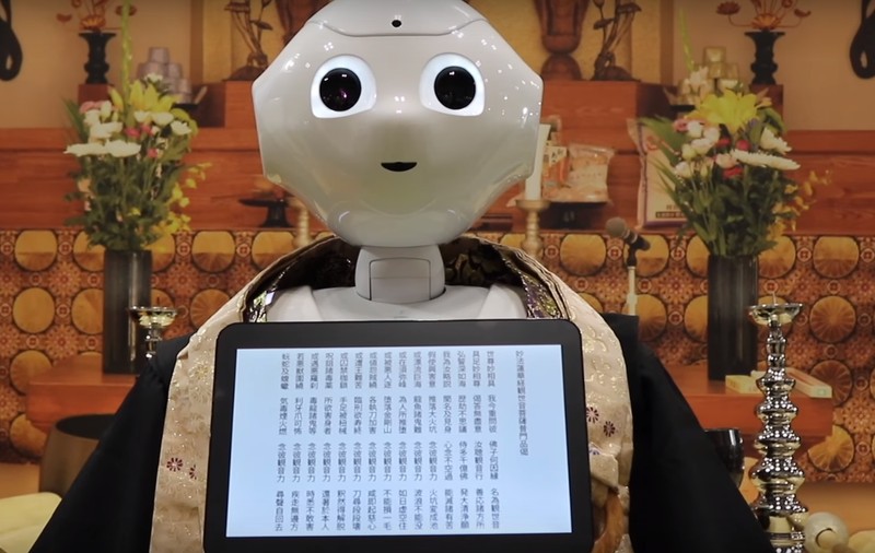 VIDEO/ Când religia se îmbină cu știința. A apărut preotul-robot care poate fi „închiriat” la înmormântări