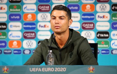 Cristiano Ronaldo și o sticlă de apă cu care a înlocuit sticlele de cola Foto: EPA