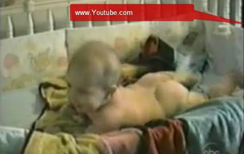 Cel mai simpatic bebeluș tocmai pentru că face acest gest! A TRAS un PÂRȚ cu ... NORIȘORI! VIDEO