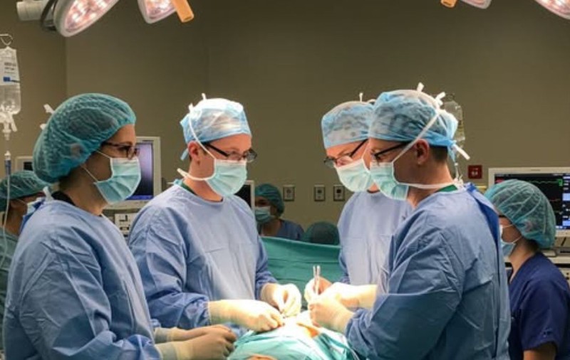 Un bărbat din Galați a câștigat un pariu care implica un borcan de muștar și a ajuns la Urgențe: „Mult succes, dom’ne doctor, să poți extrage ceva”