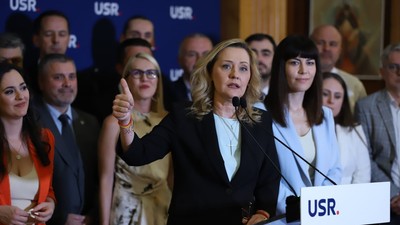 Elena Lasconi la inceputul sesiunii parlamentare FOTO Dumitru Angelescu