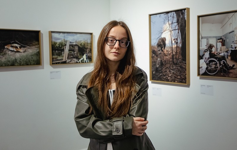 Fotojurnalistă ucraineană de război la 25 de ani, în expoziție la București: „E despre a spune adevărul și a face tot ce îmi stă în putință să ajut”