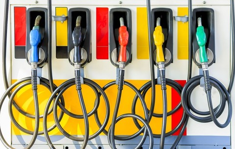 O stație de alimentare colorată, cu mai multe pistoale de diverse culori – albastru, negru, roșu, galben și verde –, fiecare reprezentând un tip diferit de combustibil. Foto: Shutterstock