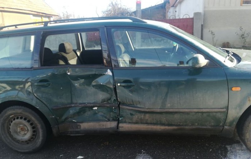 Cel mai ghinionist șofer. A intrat cu mașina în șanț, dar n-a apucat să o miște de acolo că alt vehicul a intrat în plin în ea!
