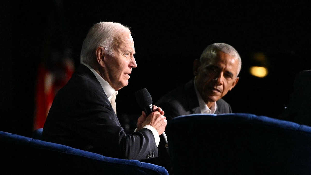 Barack Obama, în plan îndepărtat, alături de Joe Biden într-un eveniment de strângere de fonduri pentru campanie Foto: Profimedia