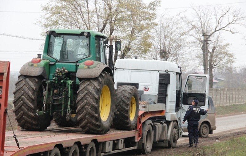 Poliţiştii i-au lăsat pe nişte fermieri din Botoşani fără tractoare