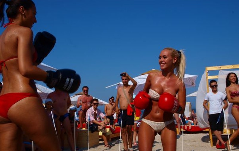Foto & video | Fetele s-au luat la pumni pe plajă!