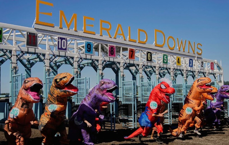 Cum au fugit 300 de dinozauri gonflabili într-o cursă de la Campionatul Mondial T-Rex | VIDEO