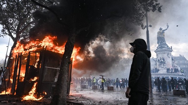 Protestatari în Franța au incendiat o stație de autobuz și vandalizează o statuie. Unul dintre protestatari este mascat