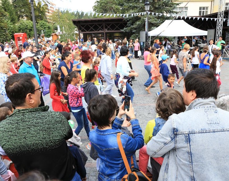 Festivalul Sinaia Forever s-a terminat fără artificii. Poliția a trimis mascații să taie alimentarea cu energie electrică / VIDEO