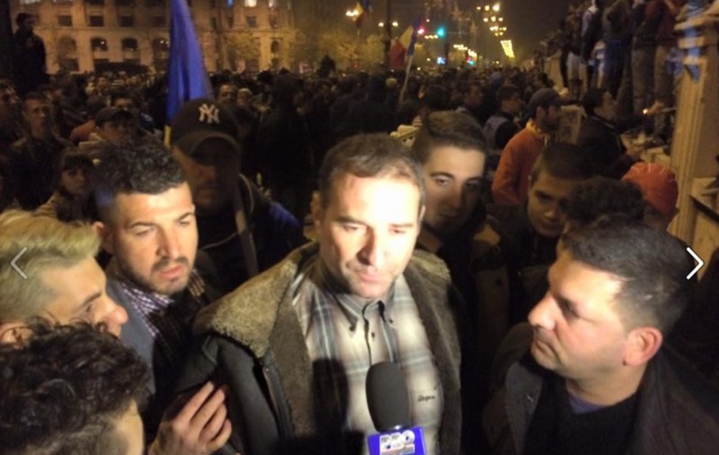 "La Casa Poporului se întâmplă ceva foarte ciudat." Ieri, un grup de instigatori i-a dirijat pe protestatari la Parlament