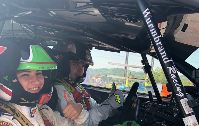 Diana Belbiță de la Exatlon s-a apucat de alt sport!” Prințesa războinică” i-a purtat noroc pilotului de raliu Simone Tempestini, care a câștigat etapa a doua din CN