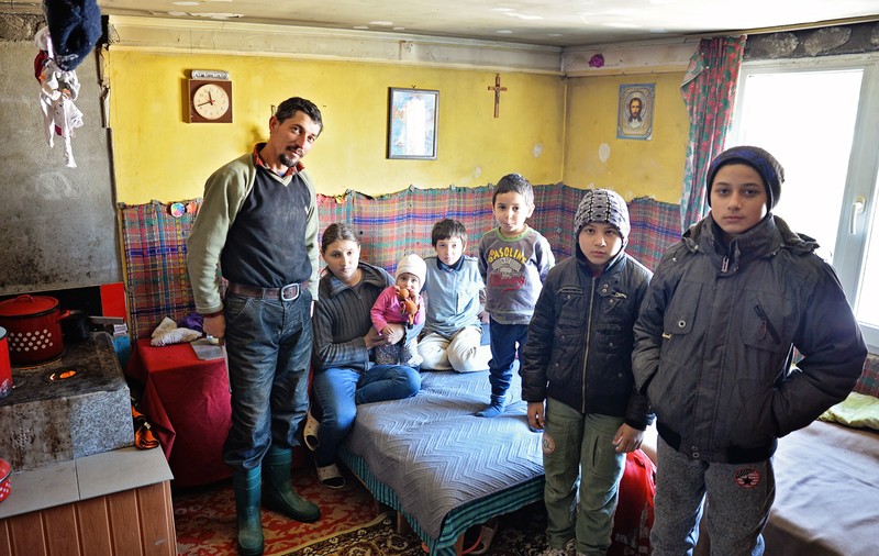 8 oameni și două pisici care locuiesc în 50 mp și-au petrecut sărbătorile în întuneric. Familia pentru care firele de curent electric sunt la doi pași, dar totuși prea departe