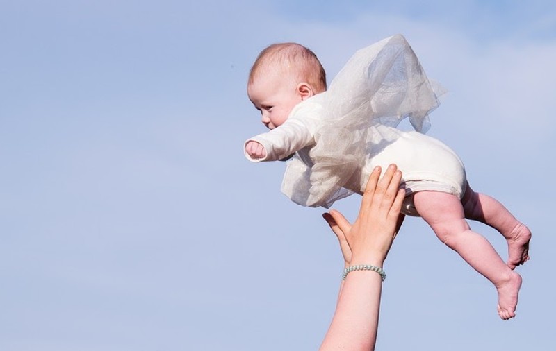 Vrei să călătoreşti cu avionul şi ai un copil mic? Cumpără un cărucior Babyzen!