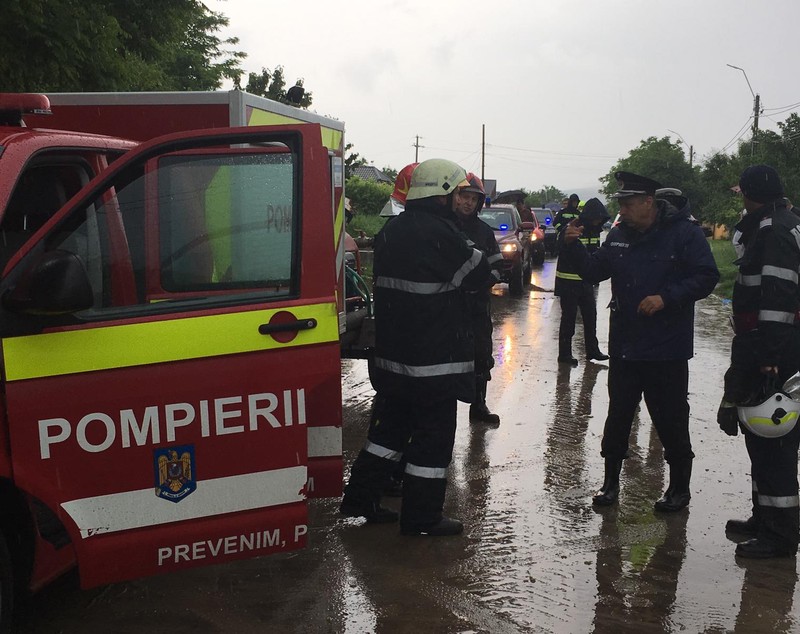 FOTO&VIDEO - Mai multe case și gospodării inundate și mașini blocate în aluviuni într-o suburbie a municipiului Vaslui