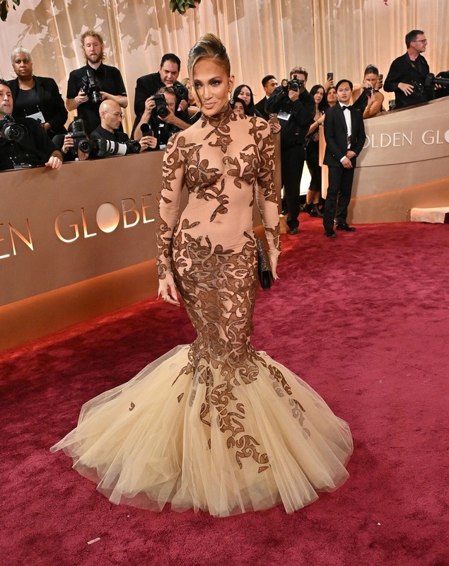 Bătălia rochiilor transparente între Jennifer Lopez și Jennifer Lawrence la Globurile de Aur 2026. Au lăsat prea mult la vedere