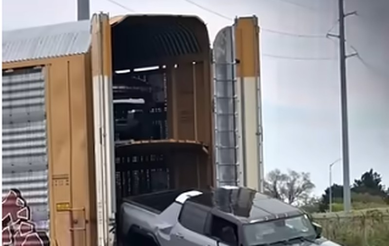 Doi hoți au eșuat lamentabil în încercarea de a fura două mașini electrice Hummer dintr-un tren, pentru că nu au știut legile fizicii