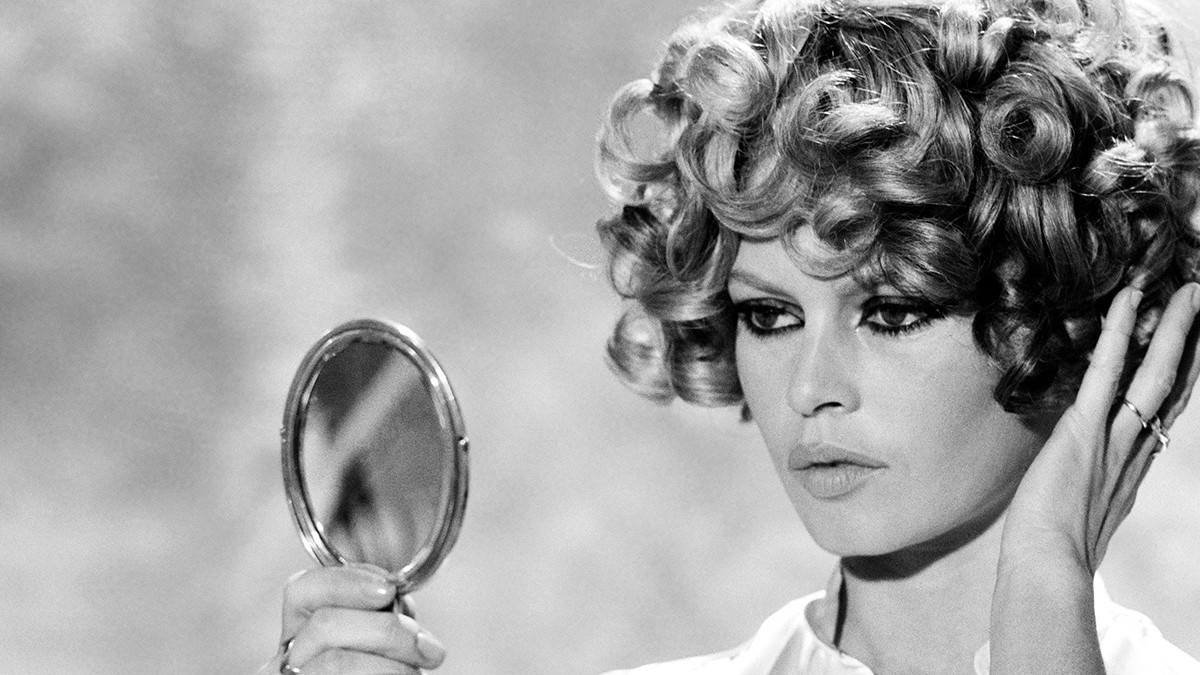 Brigitte Bardot se privește într-o oglindă