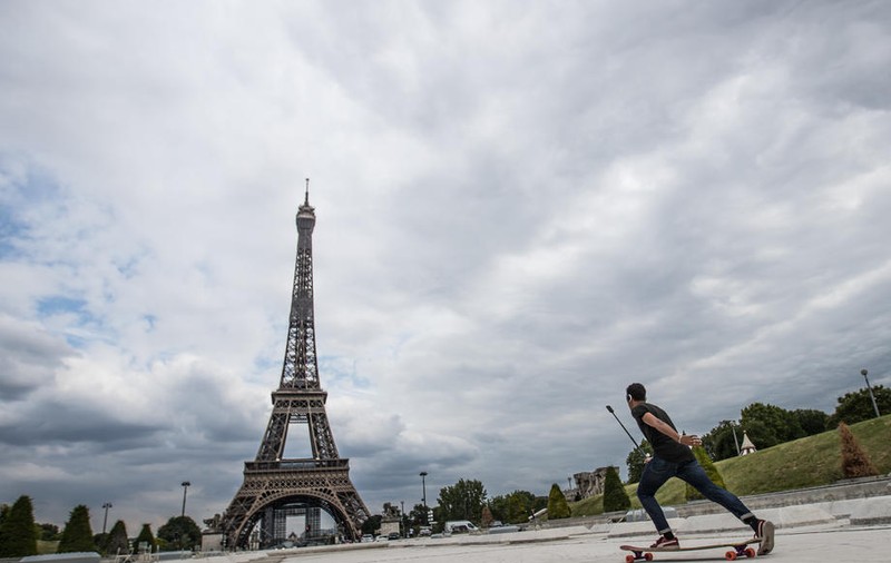 Turnul Eiffel, redeschis după trei luni, dar turiştii trebuie să urce pe scări