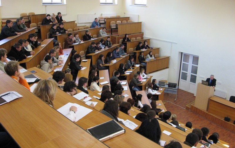 Un student din Neamț a scos cuțitul în timpul unui examen. Ce a făcut profesorul