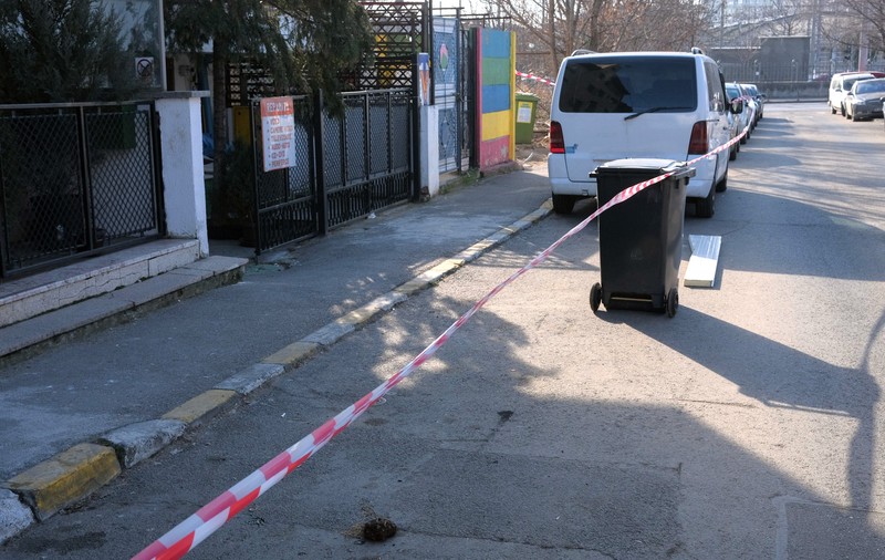 Blocarea locurilor de parcare cu diverse obiecte este ilegală, dar pe bucureșteni nu-i sperie amenzile de până la 2.500 de lei
