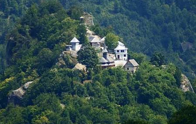 O turistă a murit după ce a căzut de pe poteca de acces către mănăstirea Cetăţuia