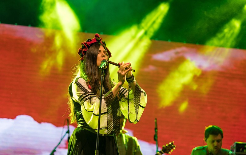 Paula Seling poartă cu mândrie pe scenă costume făcute manual de mama ei