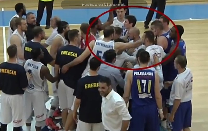 Mureșenii au mai dat o lovitură Stelei. Îmbrânceli ca-n codru la Tg. Jiu / VIDEO