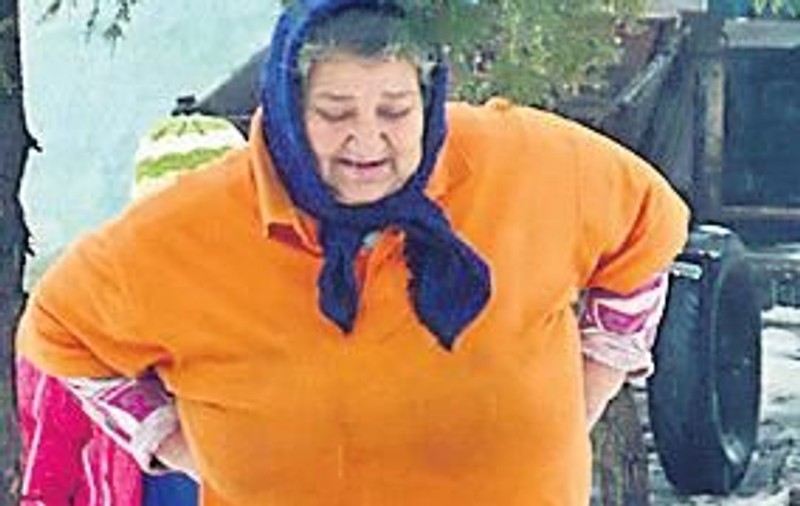 În timpul naşterii, doi oameni i-au ţinut burta gravidei de 240 de kg