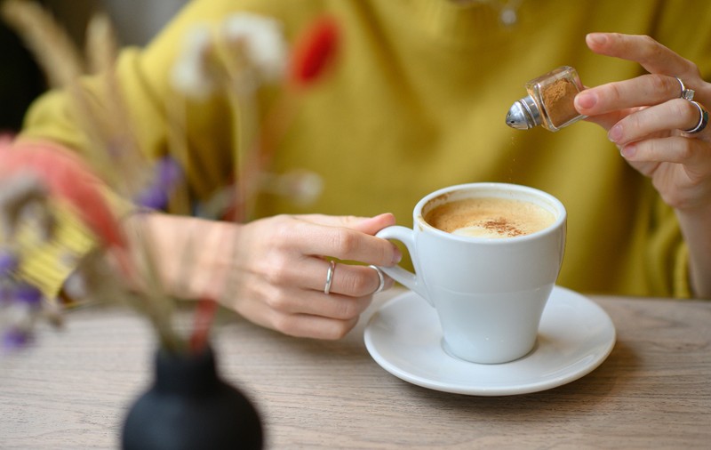 Cele două condimente pe care, dacă le adaugi în cafea zilnic, ajută la îmbunătățirea sănătății inimii și reduc inflamațiile