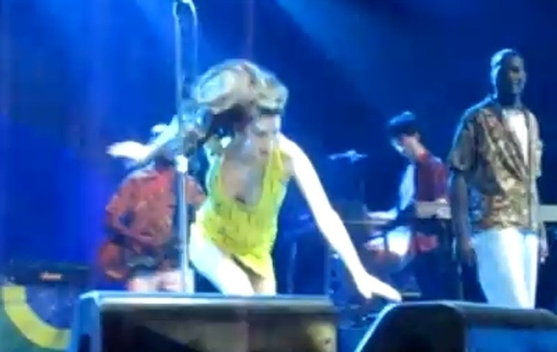 Video | Amy Winehouse a uitat versurile şi a căzut pe scenă în timpul unui concert