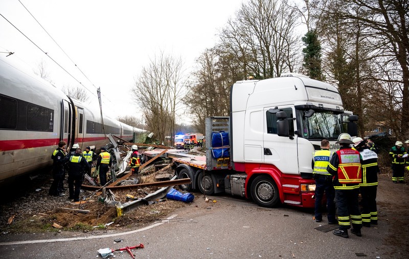 Un TIR a fost spulberat de un tren de mare viteză, lângă Hamburg. Un om a murit și 11 au fost răniți