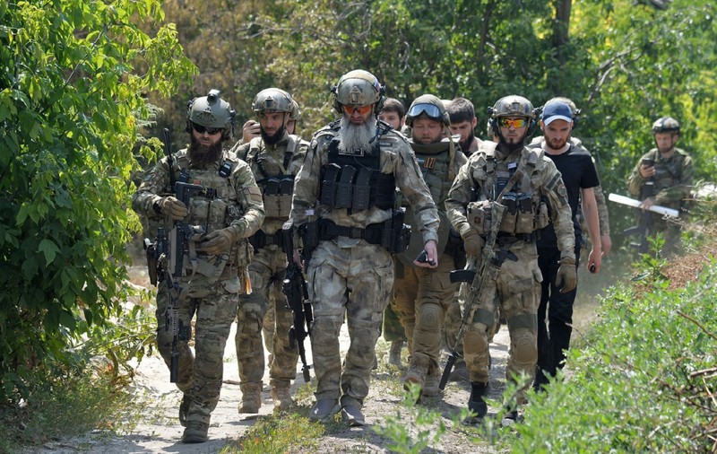 Soldații ceceni ai lui Kadîrov au violat doi militari ucraineni din milițiile separatiste proruse din Donețk, aliații lor
