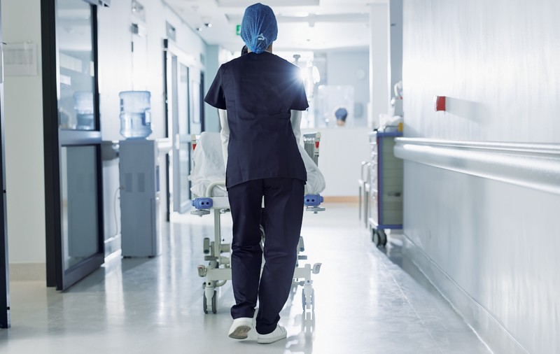O femeie s-a prezentat de două ori la urgențe, dar de fiecare dată a fost trimisă acasă de doctorii italieni. A murit după 10 zile