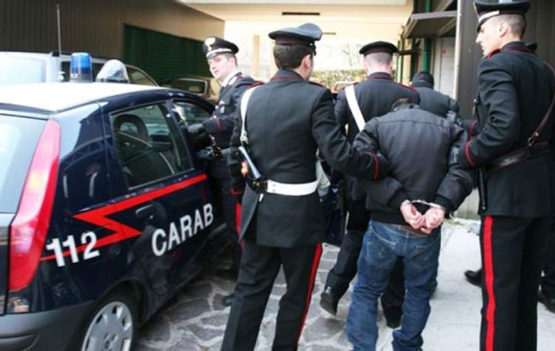 Român condamnat la puşcărie în Italia, după ce a legat o femeie şi a ţinut-o într-o dubă, unde a abuzat-o zile în șir