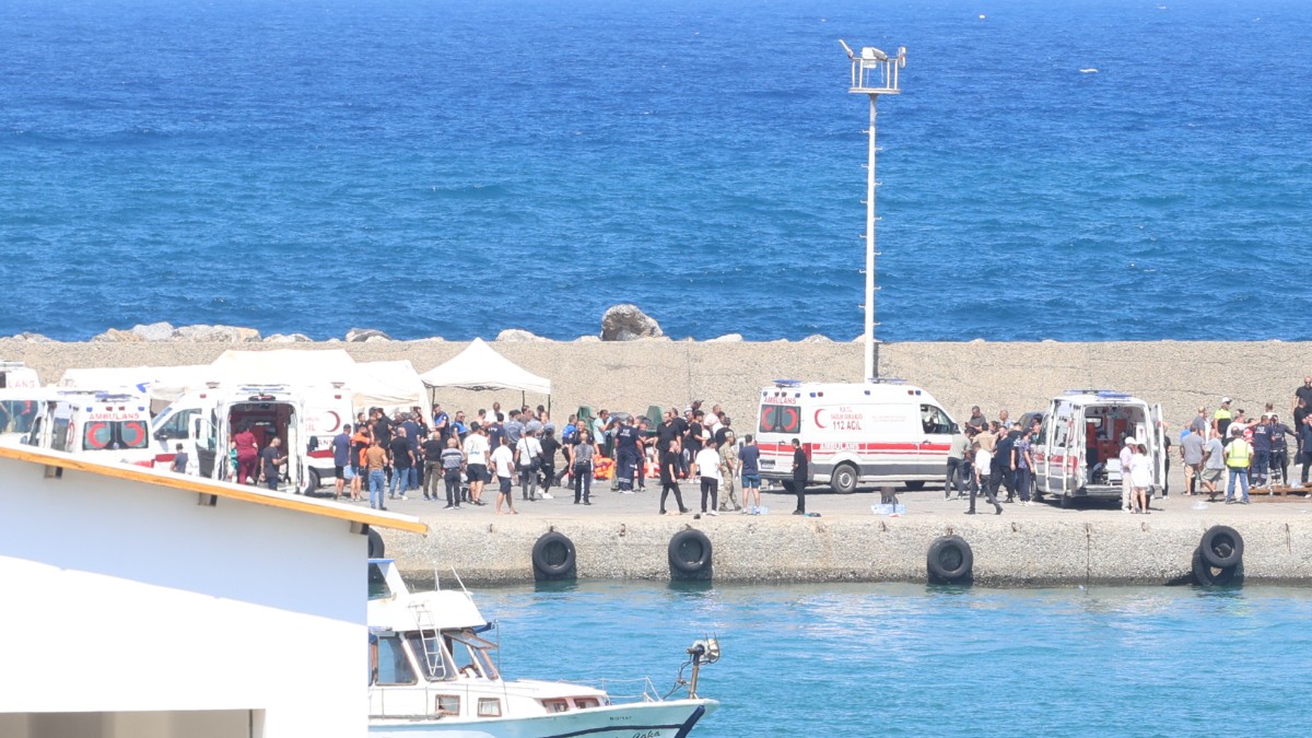 Mai multe ambulanțe și oameni aflați într-un port din Cipru