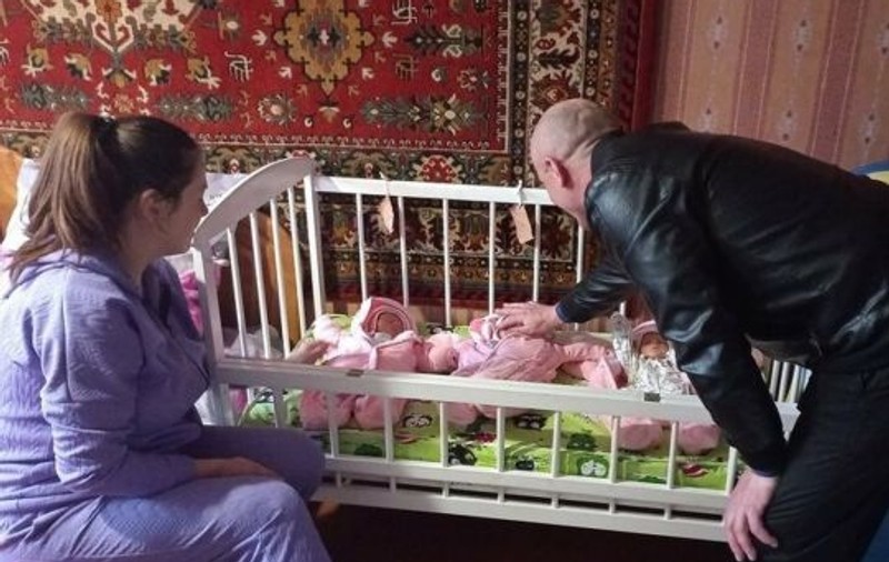 „Așteptăm victoria, să ne botezăm copiii în pace!”. O tânără din Ucraina, mutată dintr-o maternitate în alta din cauza bombardamentelor, a născut tripleți