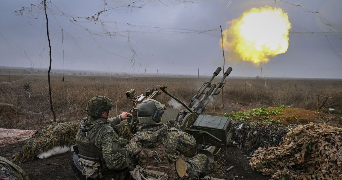 Militari ruși dintr-o divizie antiaeriană a Grupului de Forțe Țentr (Centru) trag cu un tun automat antiaerian ZU-23-2 cu două țevi asupra unor ținte aeriene de la un post de observare aeriană din sectorul Pokrovsk, 13 octombrie 2025