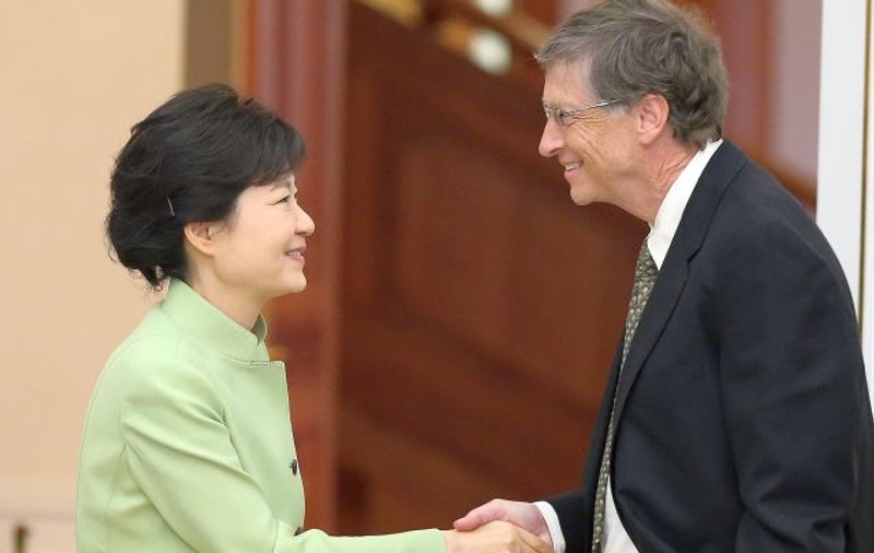Bill Gates și-a pus în cap toată Coreea de Sud! Ce gest a făcut miliardarul la întâlnirea cu președintele acestei țări - VIDEO 