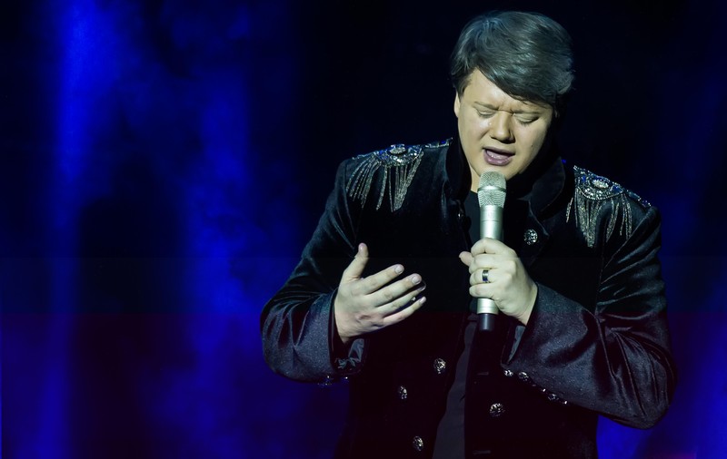 Cu siguranță Fuego nu va uita acest moment. Artistul a căzut de pe scenă în timpul concertului