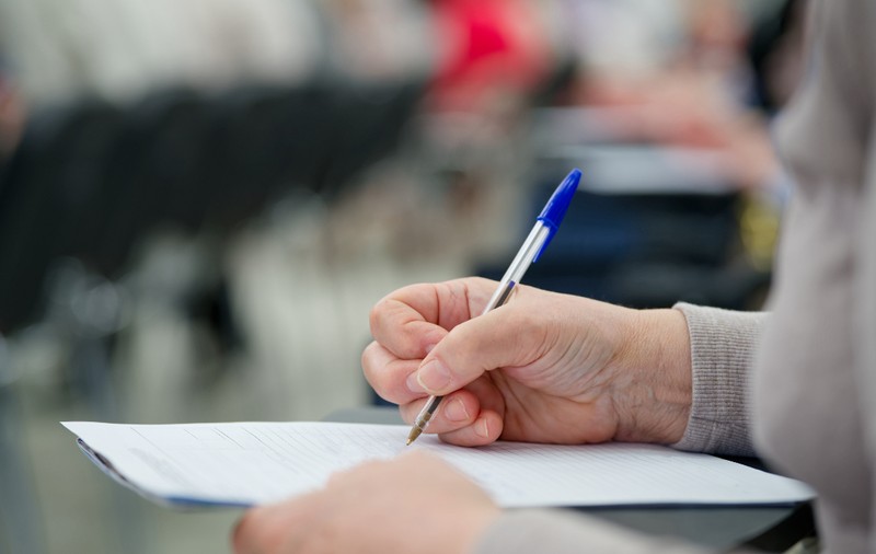O femeie care susține un examen