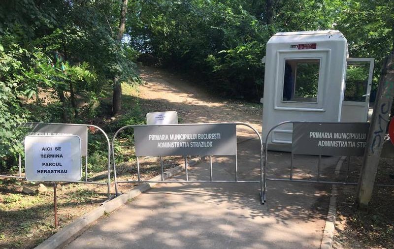 Primăria Capitalei interzice accesul pietonilor pe podul CFR din Parcul Herăstrău, dar "problema traversării lacului s-ar putea rezolva în curând"